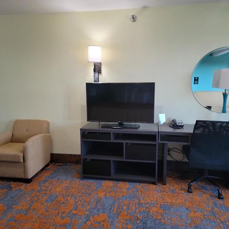 Super 8 By Wyndham Clearwater/St. Petersburg Airport Hotel Buitenkant foto