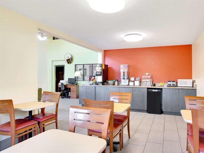 Super 8 By Wyndham Clearwater/St. Petersburg Airport Hotel Buitenkant foto
