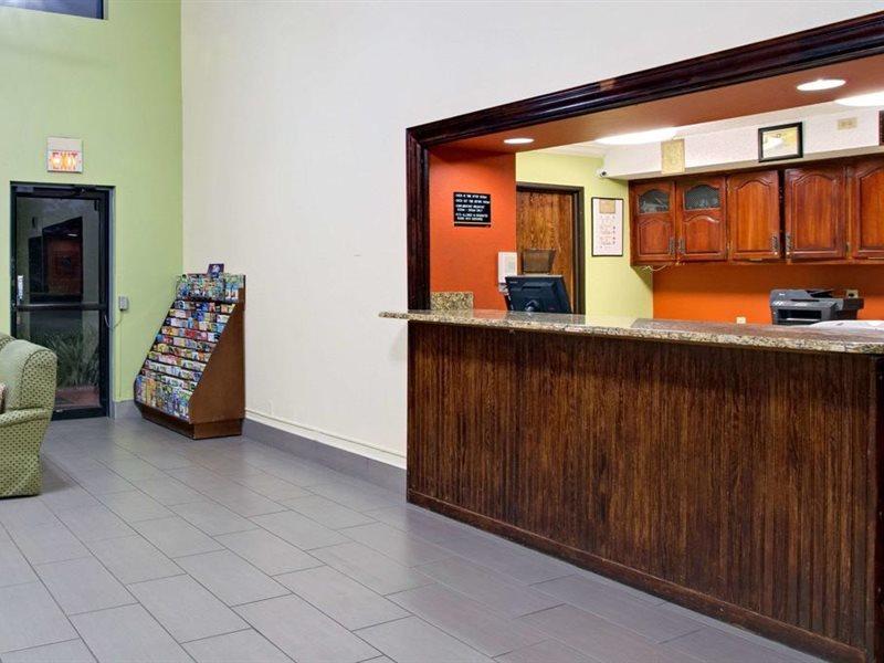 Super 8 By Wyndham Clearwater/St. Petersburg Airport Hotel Buitenkant foto