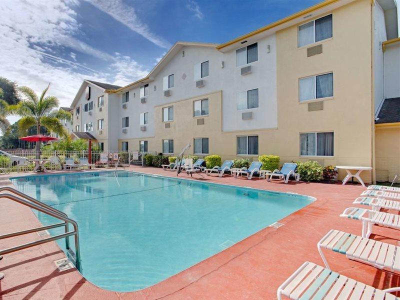 Super 8 By Wyndham Clearwater/St. Petersburg Airport Hotel Buitenkant foto
