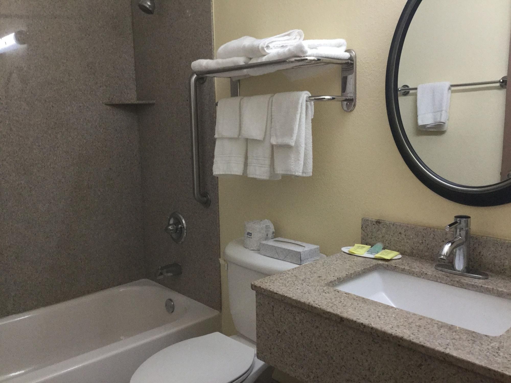 Super 8 By Wyndham Clearwater/St. Petersburg Airport Hotel Buitenkant foto