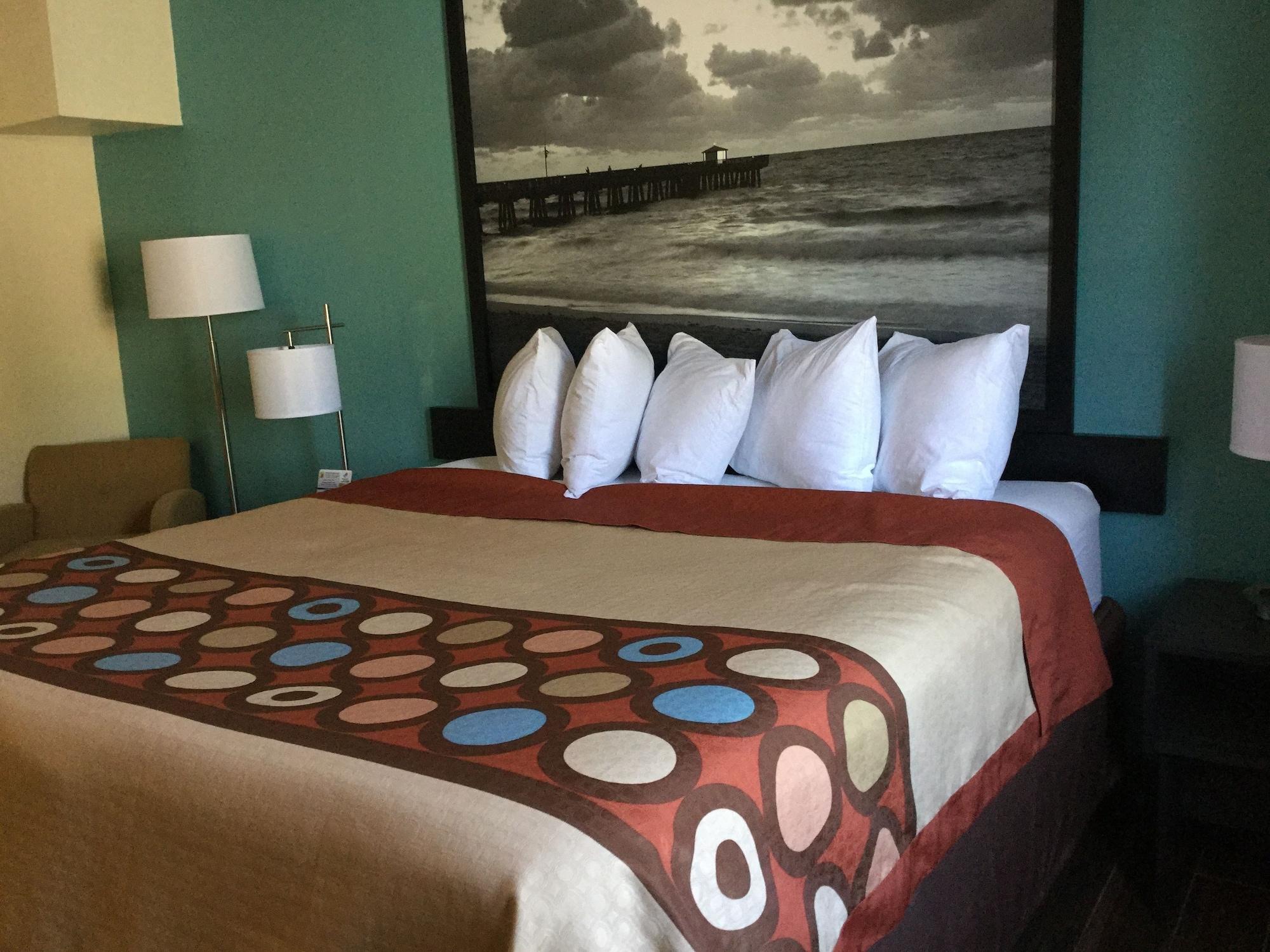 Super 8 By Wyndham Clearwater/St. Petersburg Airport Hotel Buitenkant foto