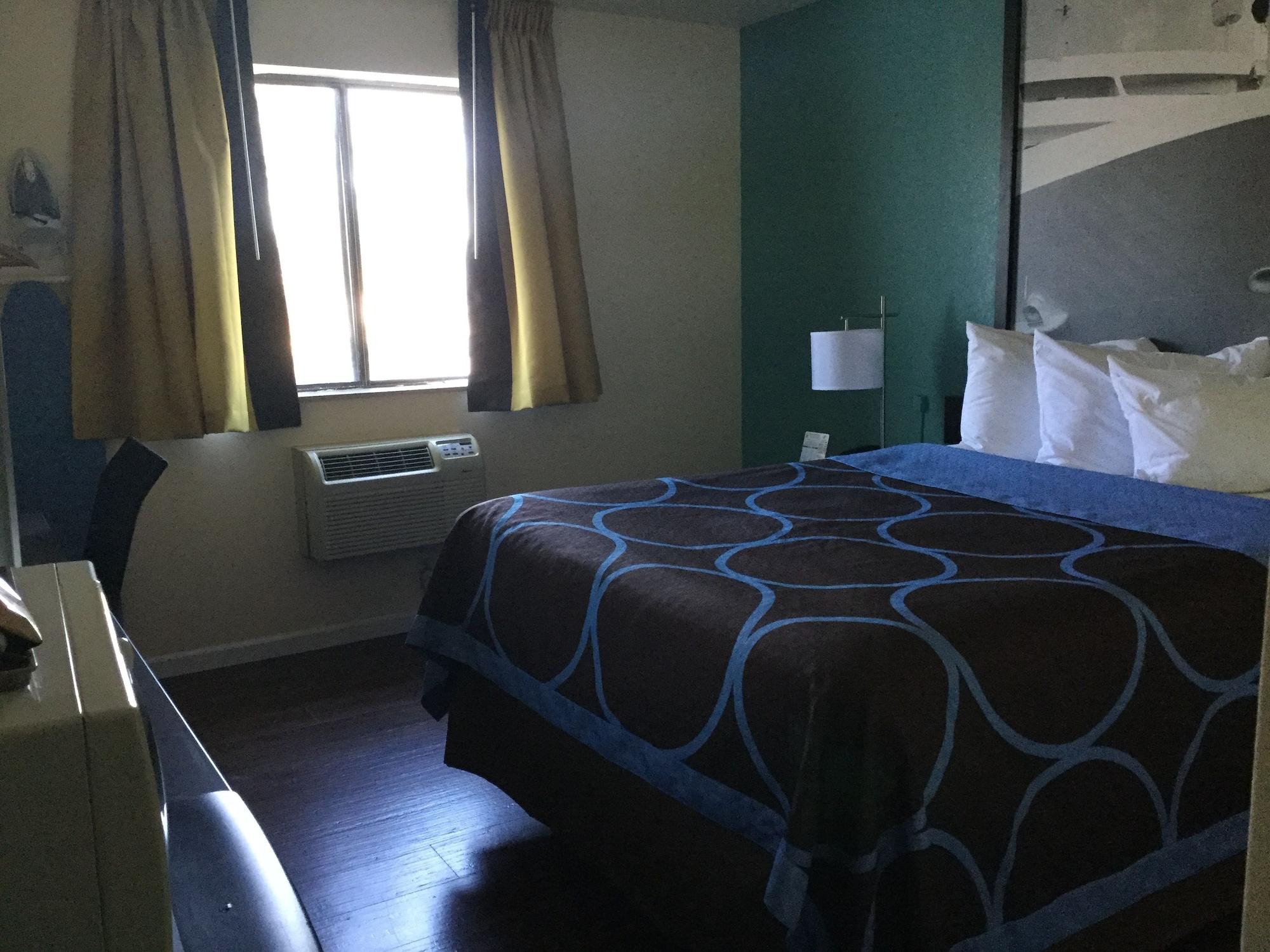 Super 8 By Wyndham Clearwater/St. Petersburg Airport Hotel Buitenkant foto