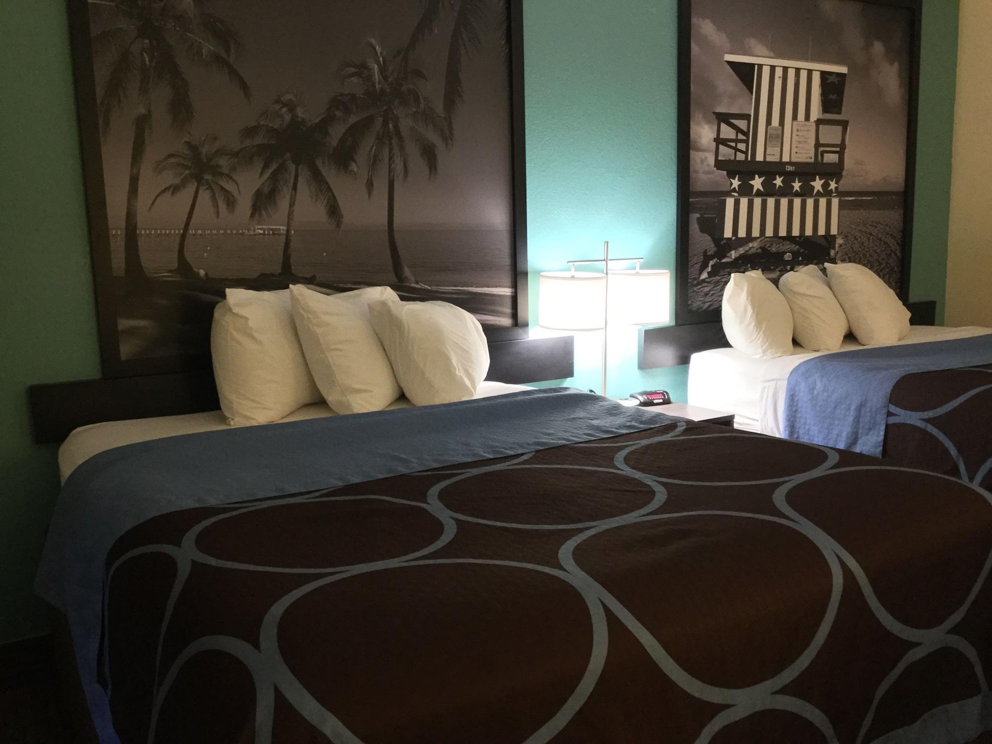 Super 8 By Wyndham Clearwater/St. Petersburg Airport Hotel Buitenkant foto
