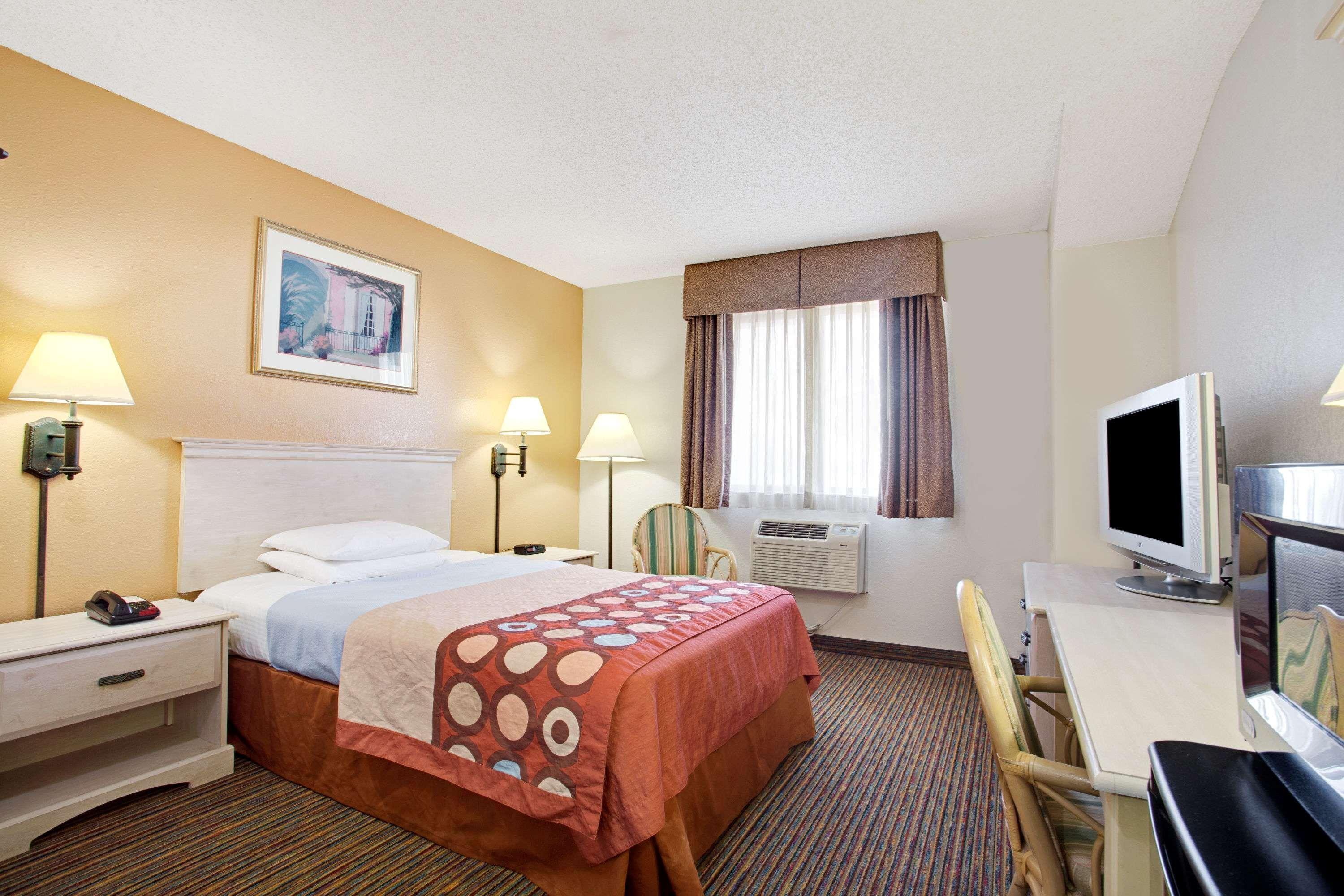 Super 8 By Wyndham Clearwater/St. Petersburg Airport Hotel Buitenkant foto