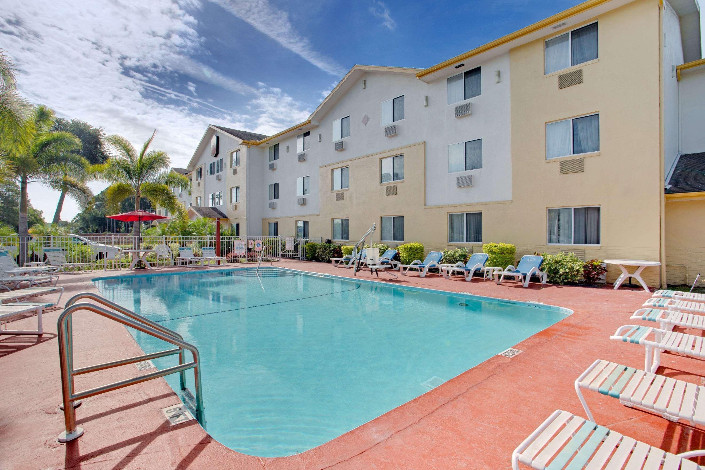 Super 8 By Wyndham Clearwater/St. Petersburg Airport Hotel Buitenkant foto