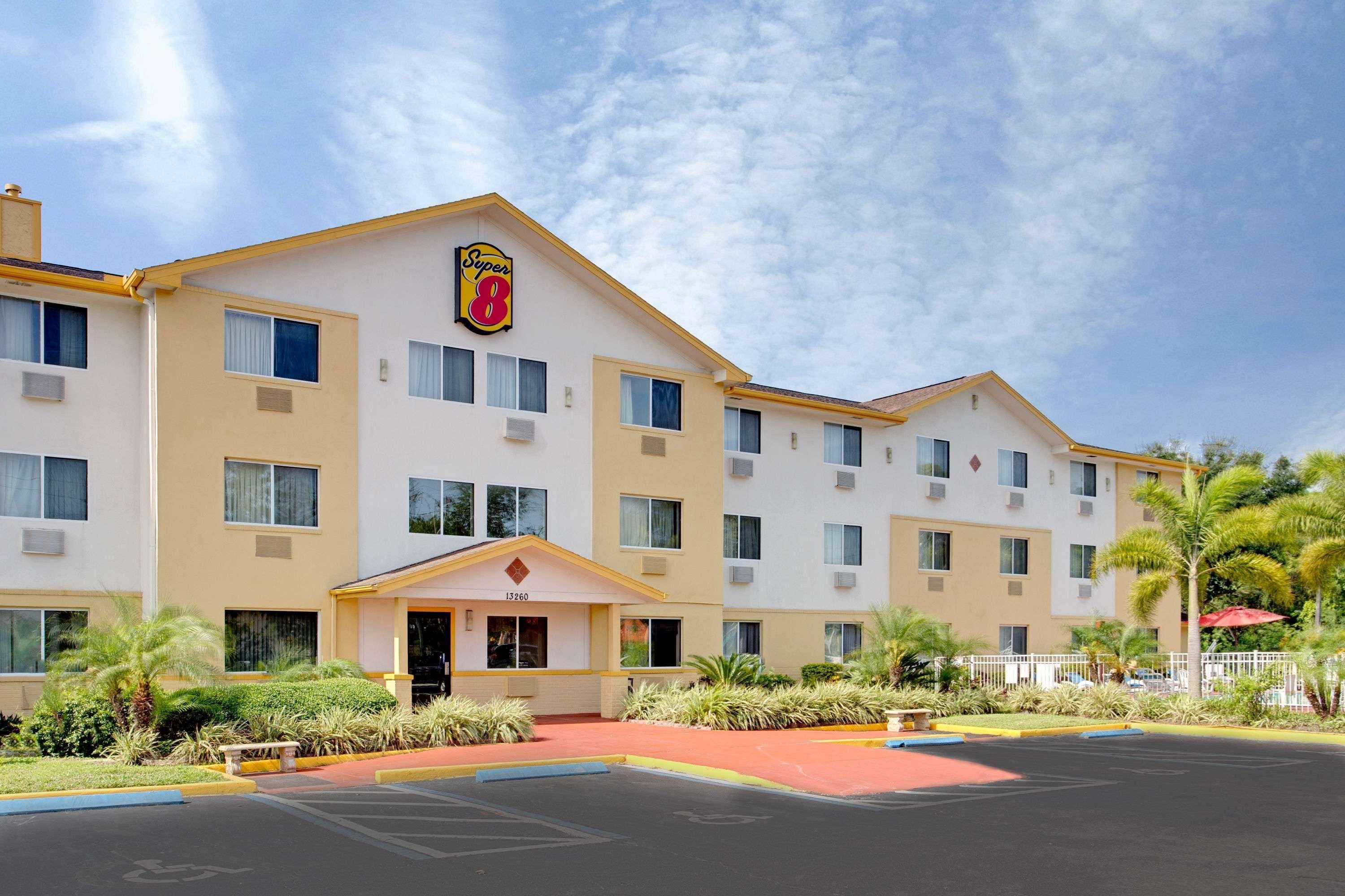 Super 8 By Wyndham Clearwater/St. Petersburg Airport Hotel Buitenkant foto