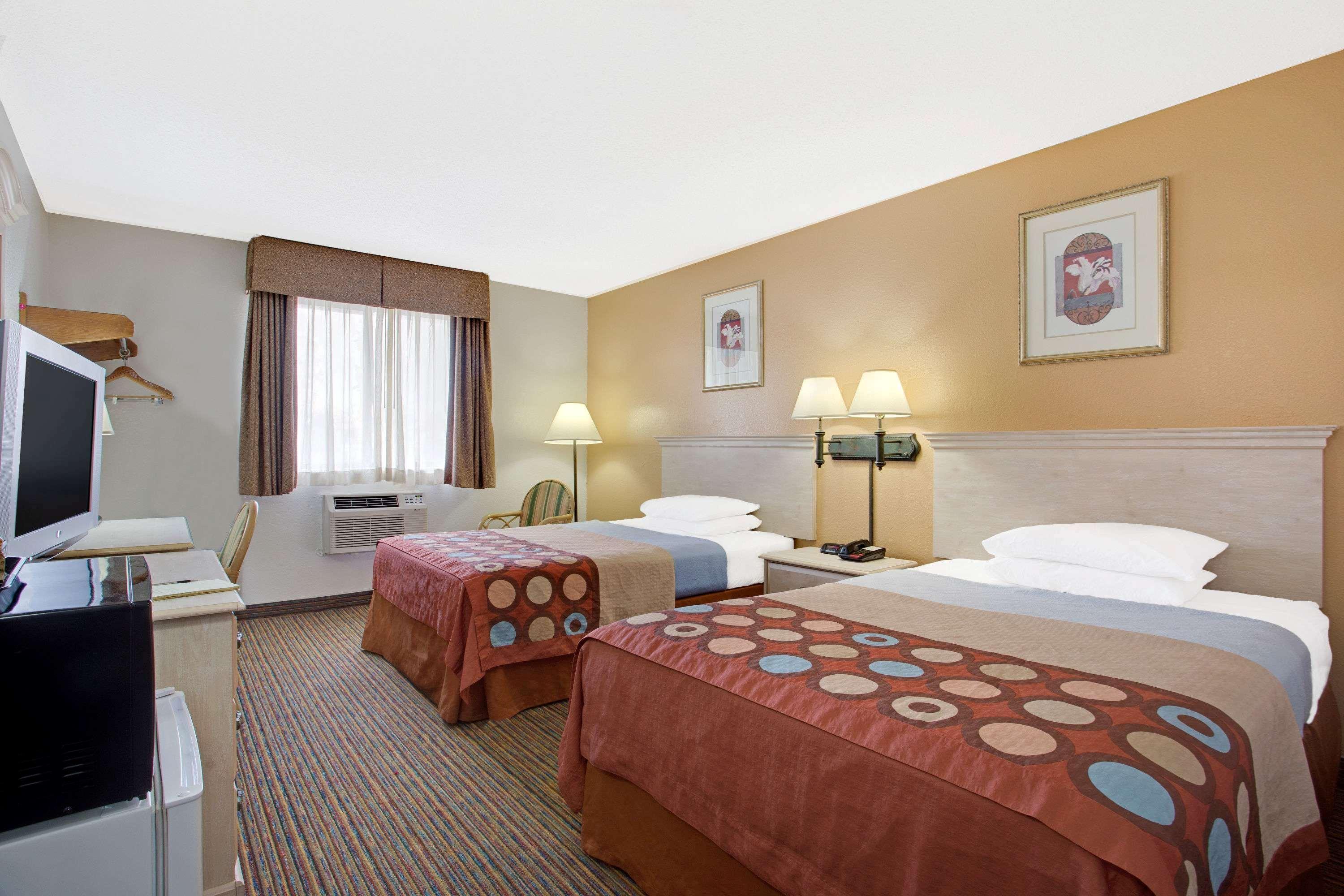 Super 8 By Wyndham Clearwater/St. Petersburg Airport Hotel Buitenkant foto