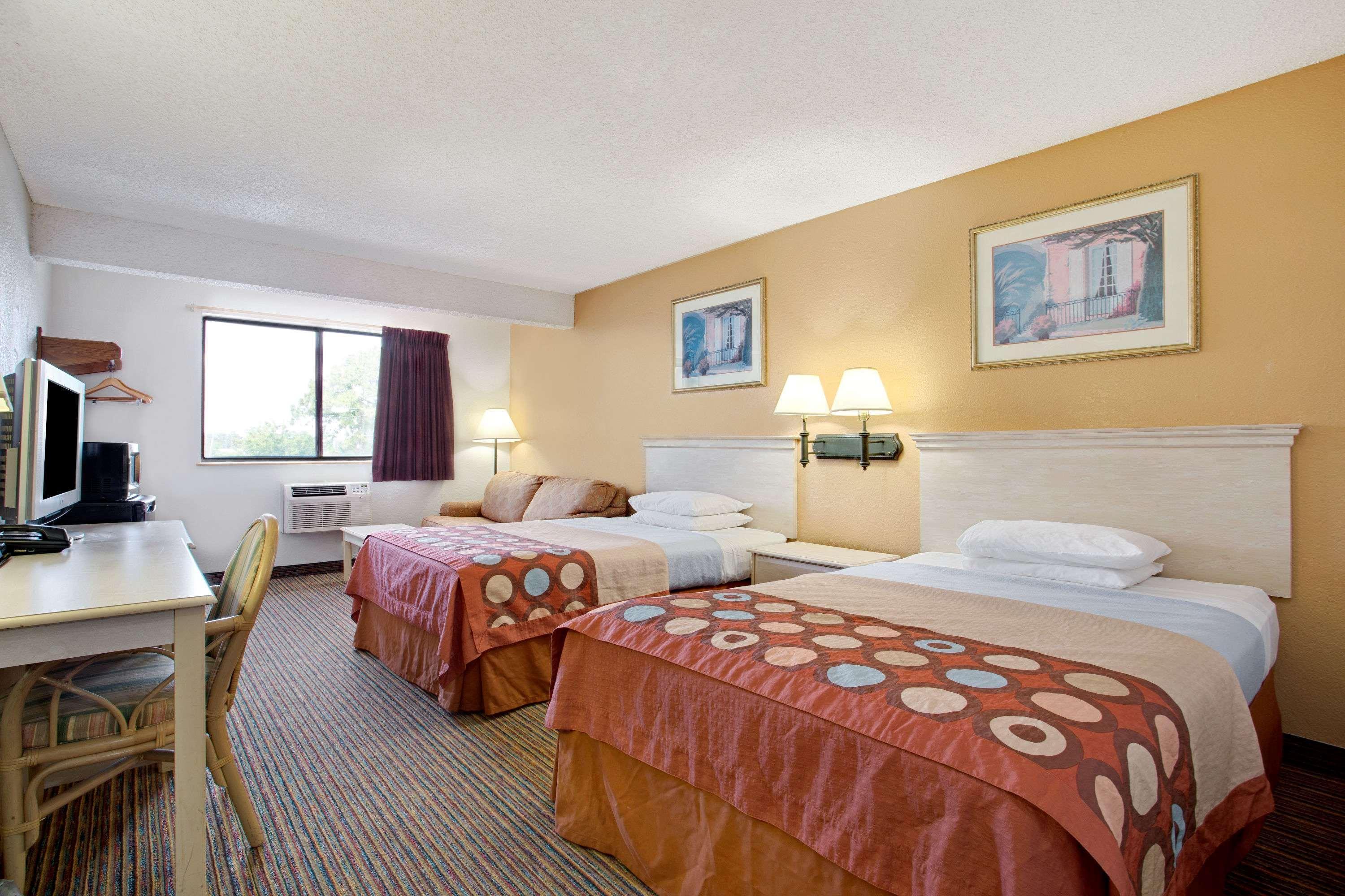 Super 8 By Wyndham Clearwater/St. Petersburg Airport Hotel Buitenkant foto