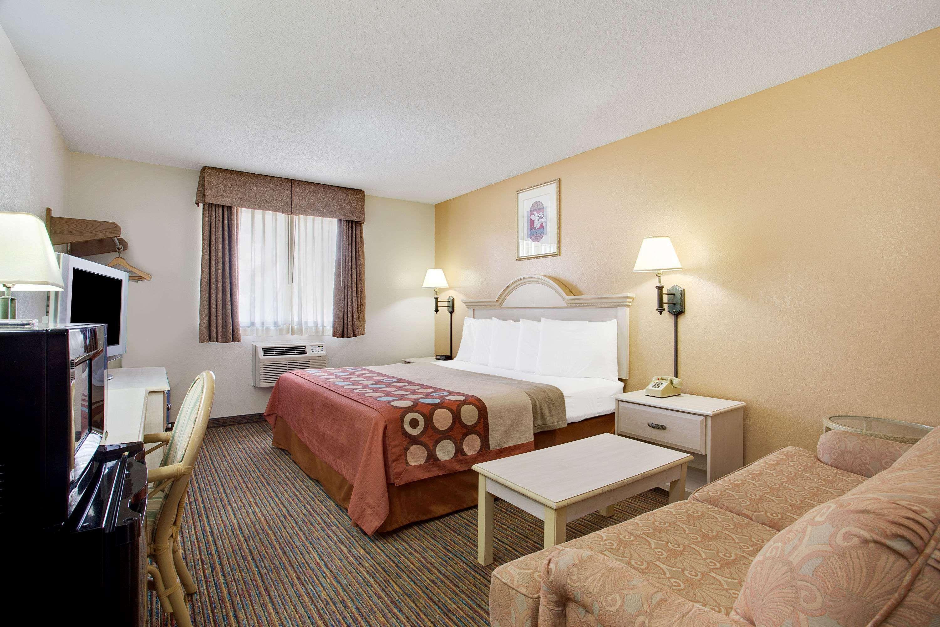 Super 8 By Wyndham Clearwater/St. Petersburg Airport Hotel Buitenkant foto