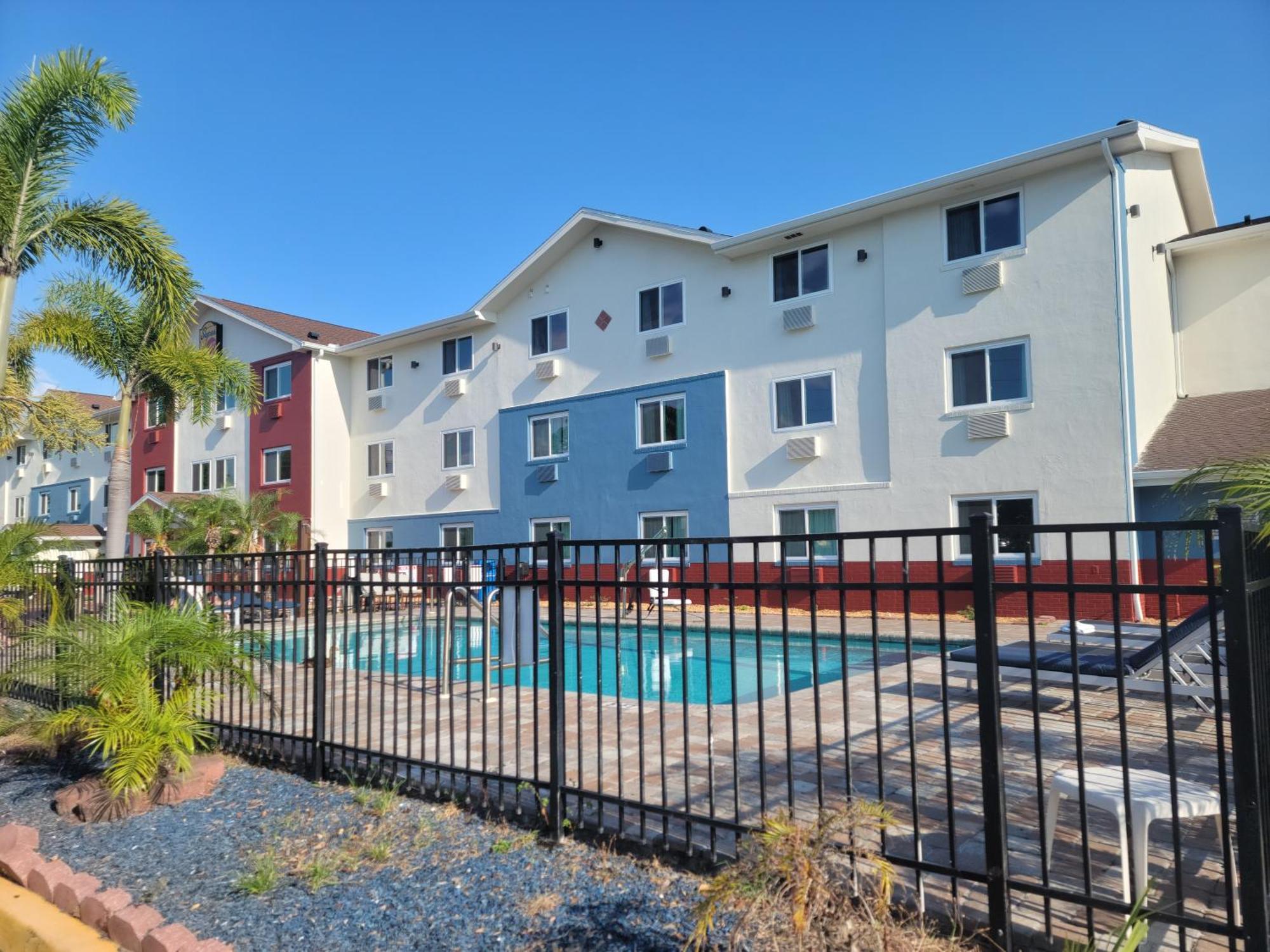 Super 8 By Wyndham Clearwater/St. Petersburg Airport Hotel Buitenkant foto