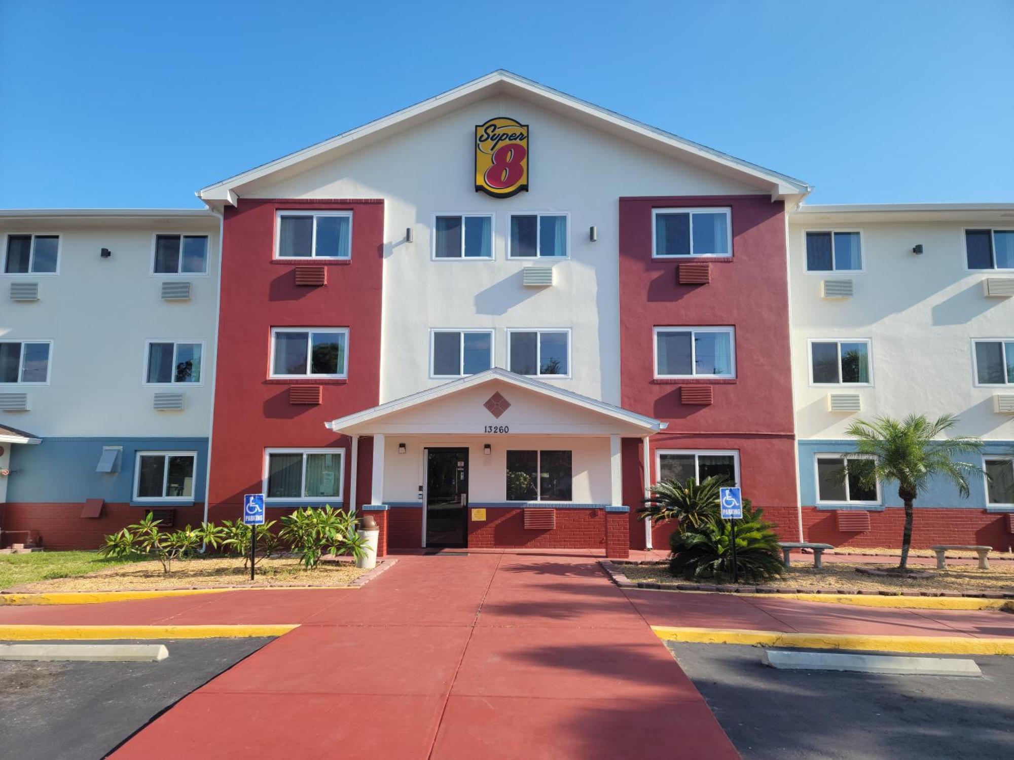 Super 8 By Wyndham Clearwater/St. Petersburg Airport Hotel Buitenkant foto