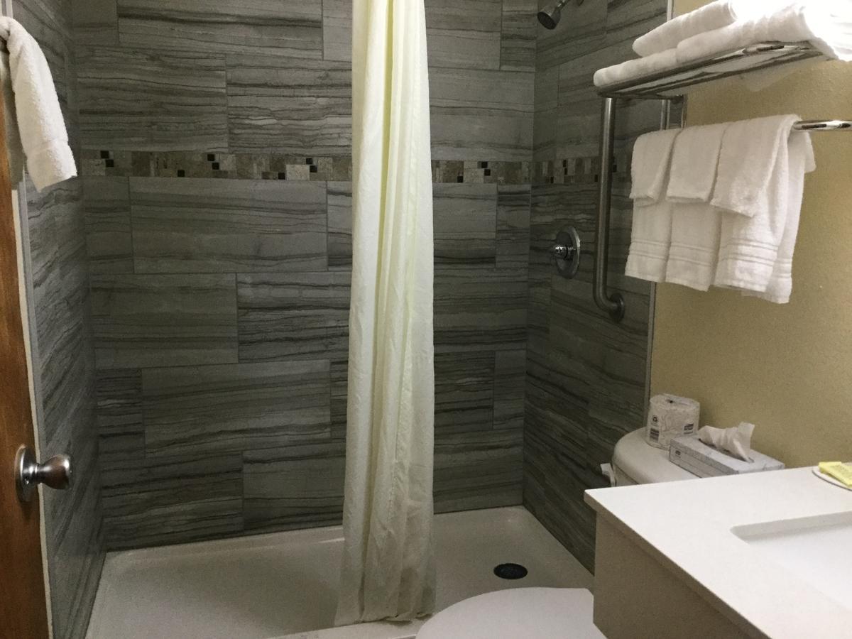 Super 8 By Wyndham Clearwater/St. Petersburg Airport Hotel Buitenkant foto