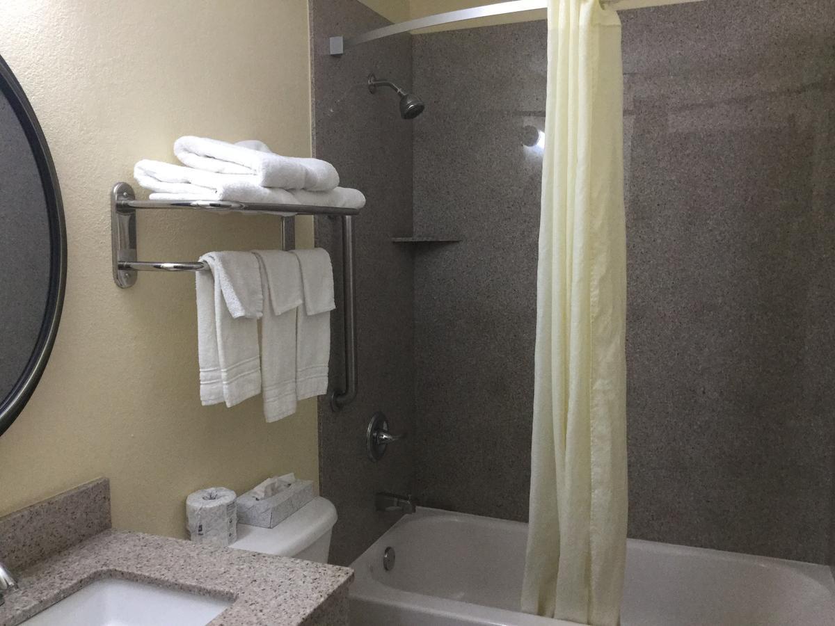 Super 8 By Wyndham Clearwater/St. Petersburg Airport Hotel Buitenkant foto