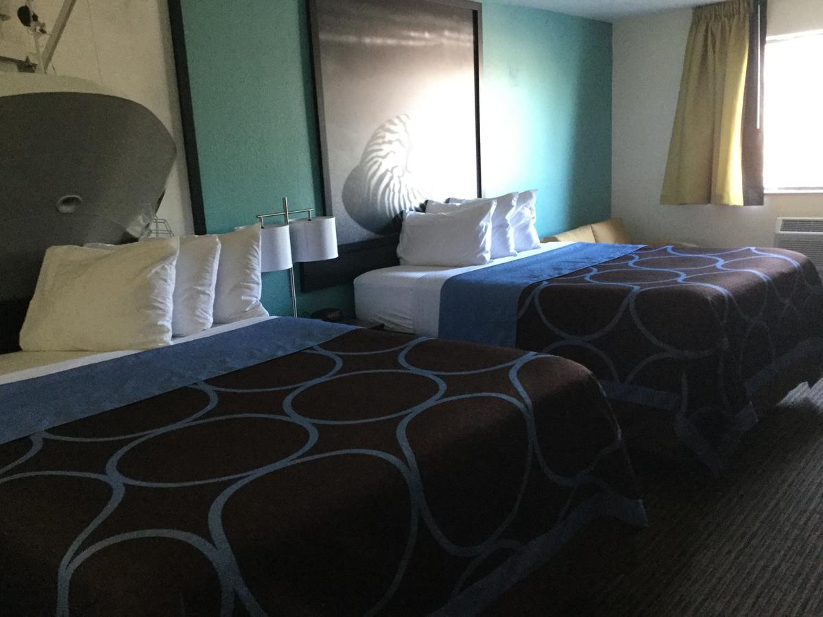 Super 8 By Wyndham Clearwater/St. Petersburg Airport Hotel Buitenkant foto
